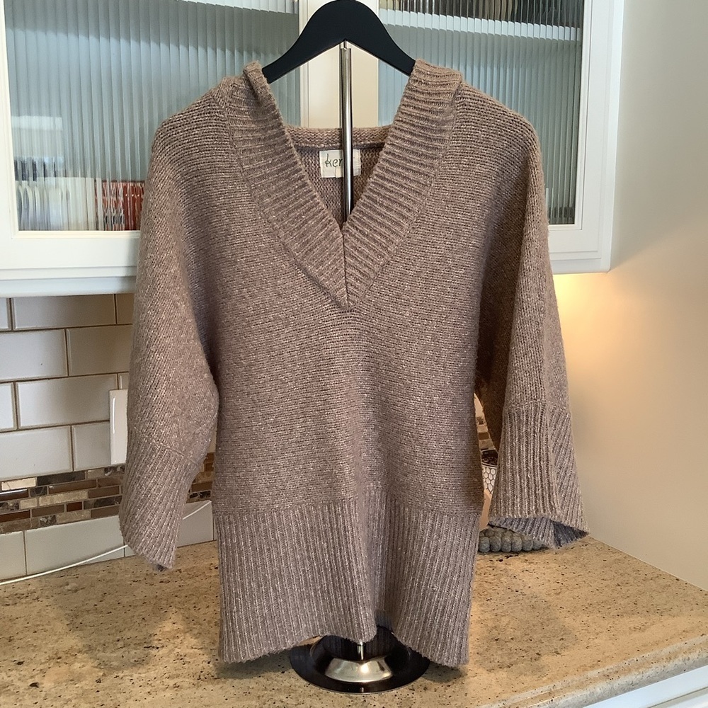 Kenji V-Neck Tan Hooded Sweater with Short Sleeves Size Medium Wool